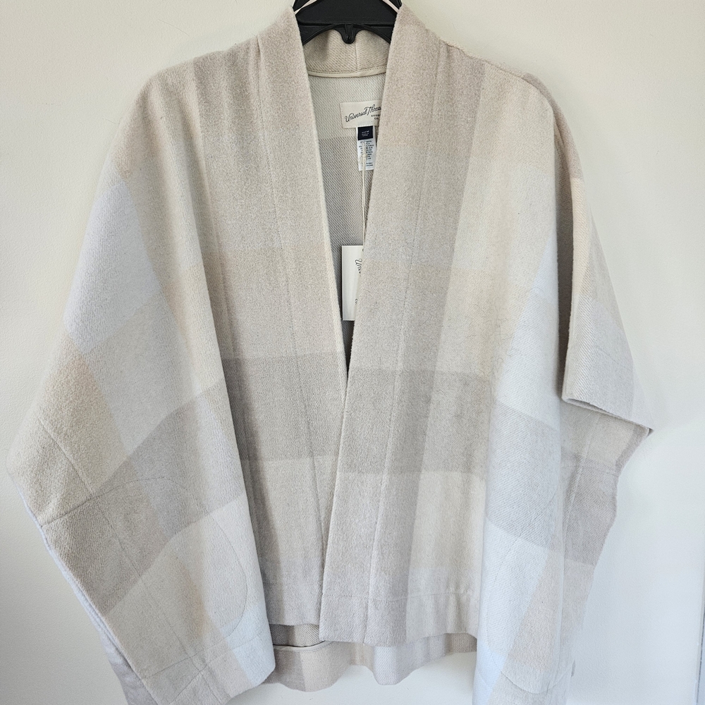 Universal Thread Cape in Cream and Gray